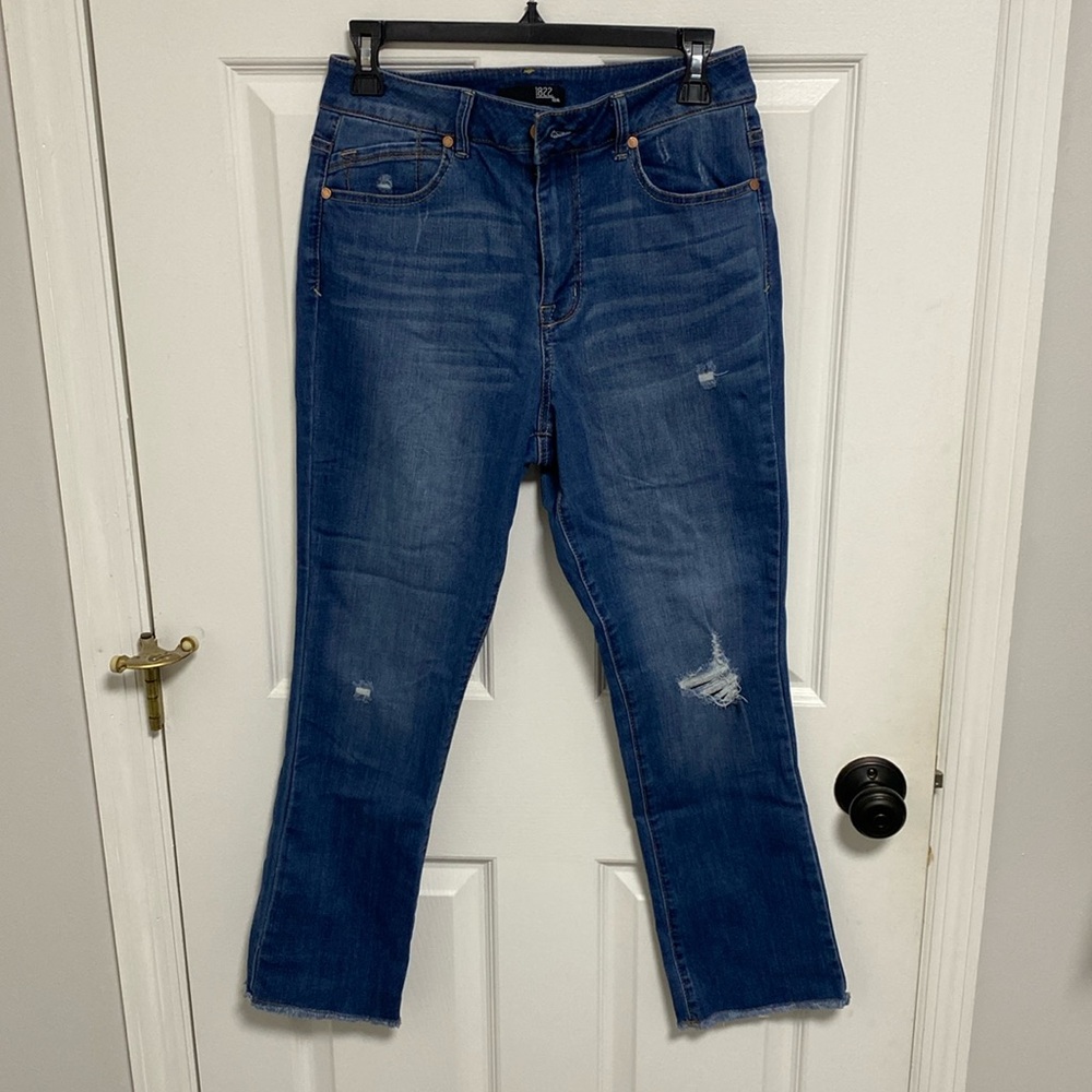 1822 denim cropped pants. Lightly distressed. Never worn.